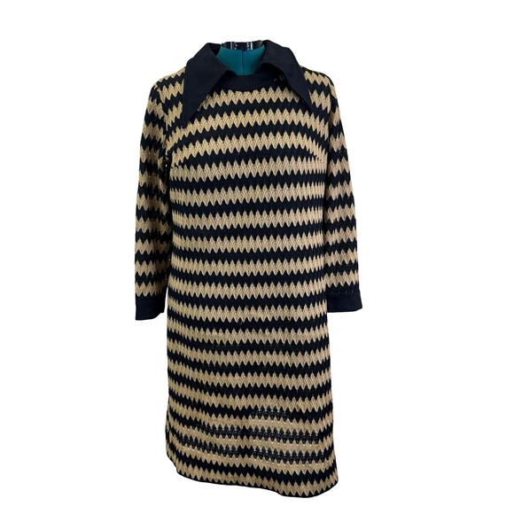 1970s Grace Taylor Knit Dress – Black & Gold Chevron, Peter Pan Collar, M/L - Picture 2 of 16